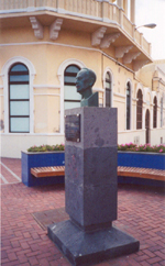 Busto del Doctor Bartolomé Aplinario, en el Paseo de las Canteras, Las Palmas de Gran Canaria