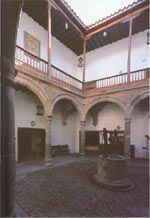 Patio de armas de la Casa de Colón